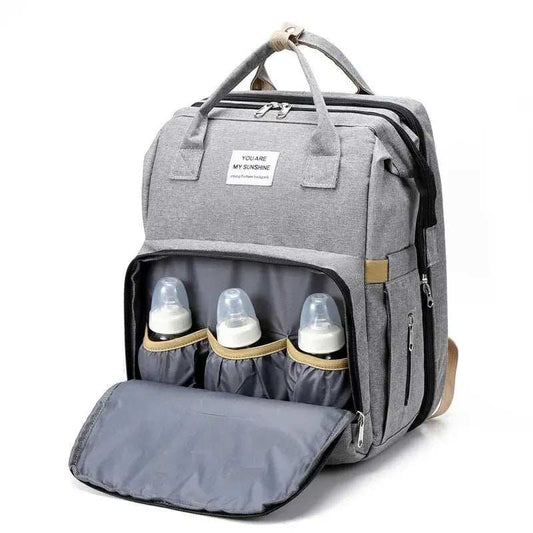 Sac à dos pratique Sac à dos pratique gris en tissu, avec compartiment isotherme ouvert pour trois biberons et rabat matelassé