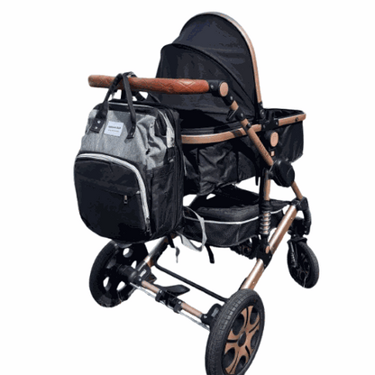 Sac à dos pratique Sac à dos pratique noir et gris, en tissu, fixé à une poussette avec plusieurs poches zippées.