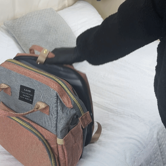 Sac à dos pratique Sac à dos pratique en tissu gris et rose cuivré, avec poches zippées, détails en similicuir et poignées